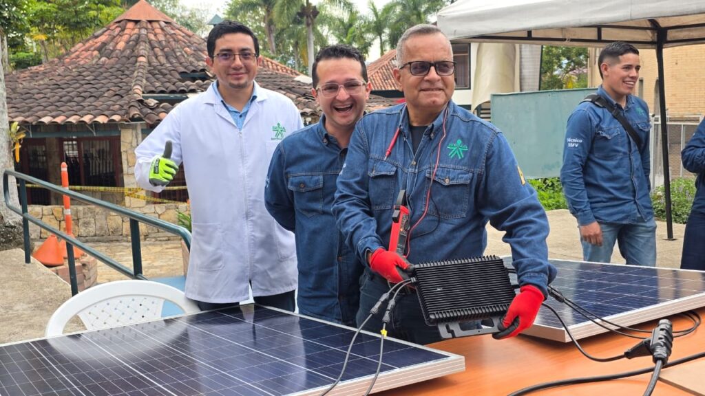 tecnico solar con microinversor
